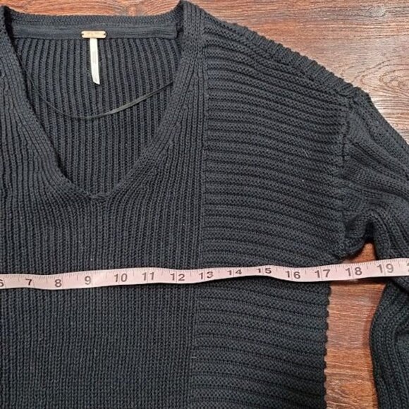 Free People Solid Black Ribbed When It Rains Cotton V-Neck Cropped Sweater S - Picture 8 of 11
